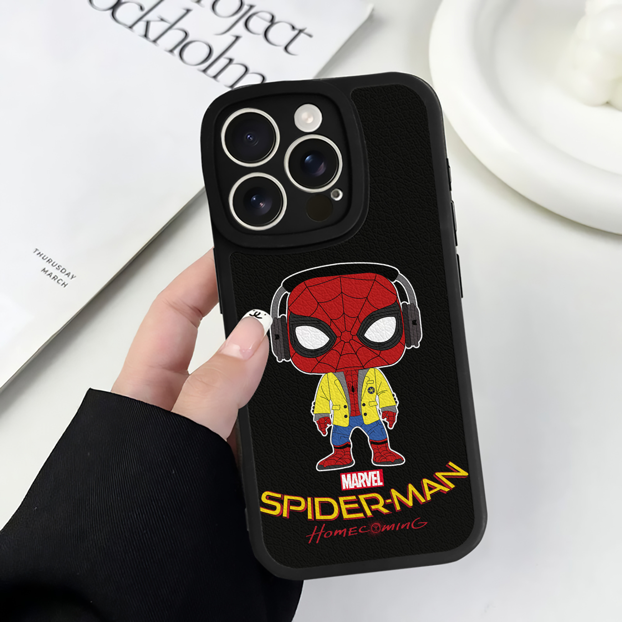 （画像用） Spider Man スパイダーマン 【iPhone 16シリーズ対応】シリコンスマホケース（レザー調） 材質：シリコン